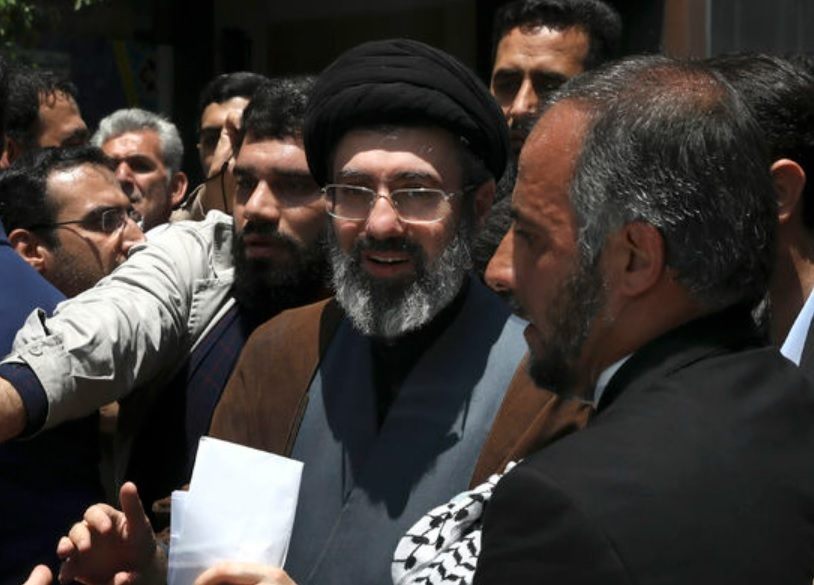 이란이 9일 최근 사망한 최고지도자 아야톨라 알리 하메네이의 차남 모즈타바 하메네이(56)를 새 최고지도자로 지명했다. AP/뉴시스