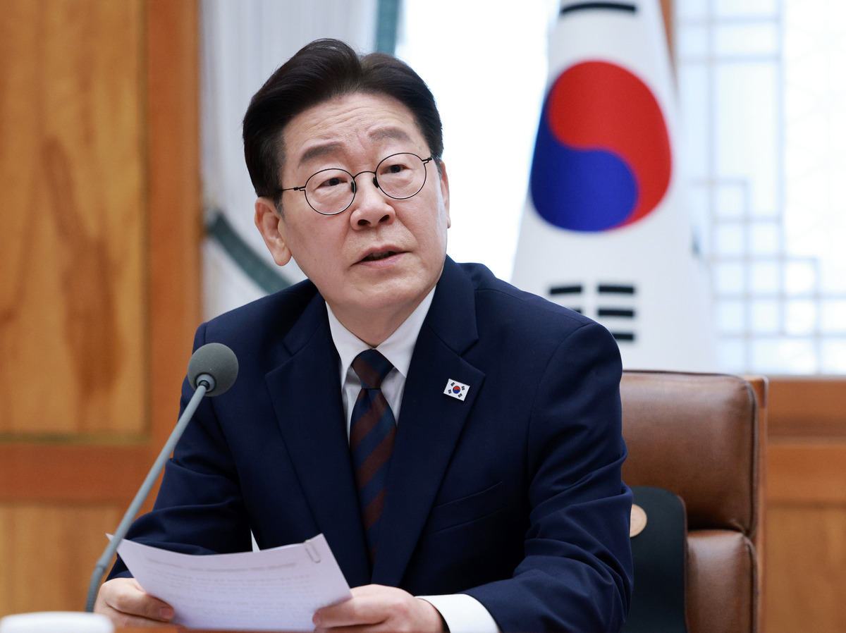 중동 긴장 고조 사태가&nbsp;10일 넘게 이어지면서 유가는 100달러를 돌파했고 환율 역시 1500원대에 육박하며 경제 위기감을 높이고 있다. 이재명 대통령이 9일 청와대에서 열린 중동 상황 관련 비상경제점검회의에서 발언하고 있다. 뉴시스