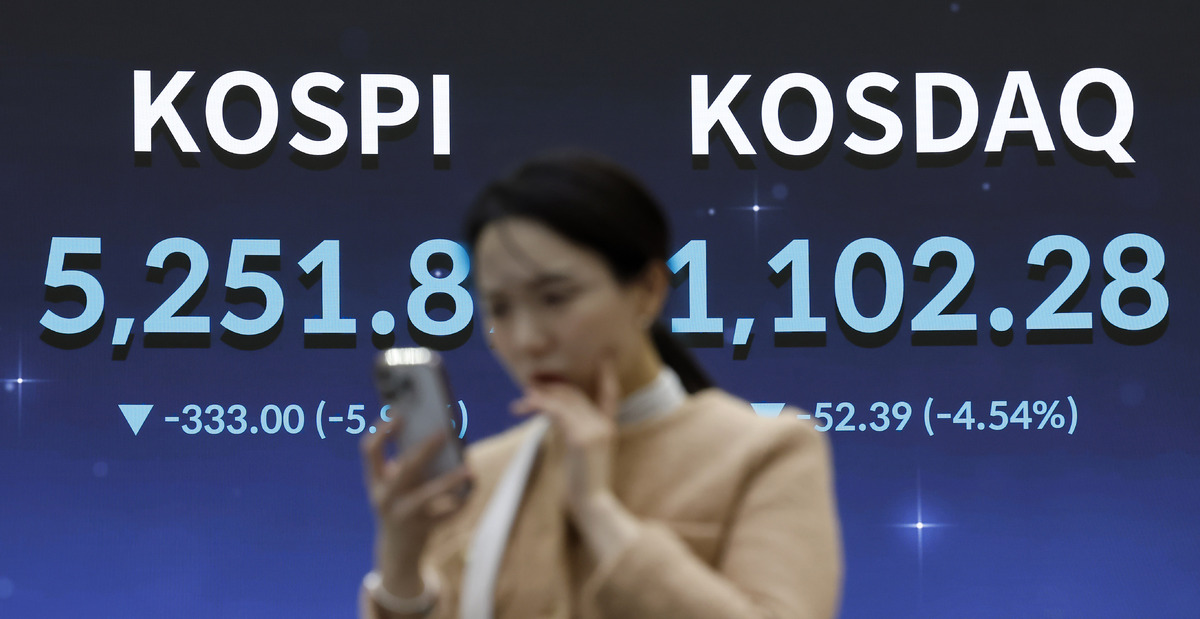 코스피가 전 거래일(5584.87)보다 333.00포인트(5.96%) 하락한 5251.87에 마감한 9일 오후 서울 영등포구 한국거래소 전광판에 지수가 표시 되고 있다. 사진=뉴시스