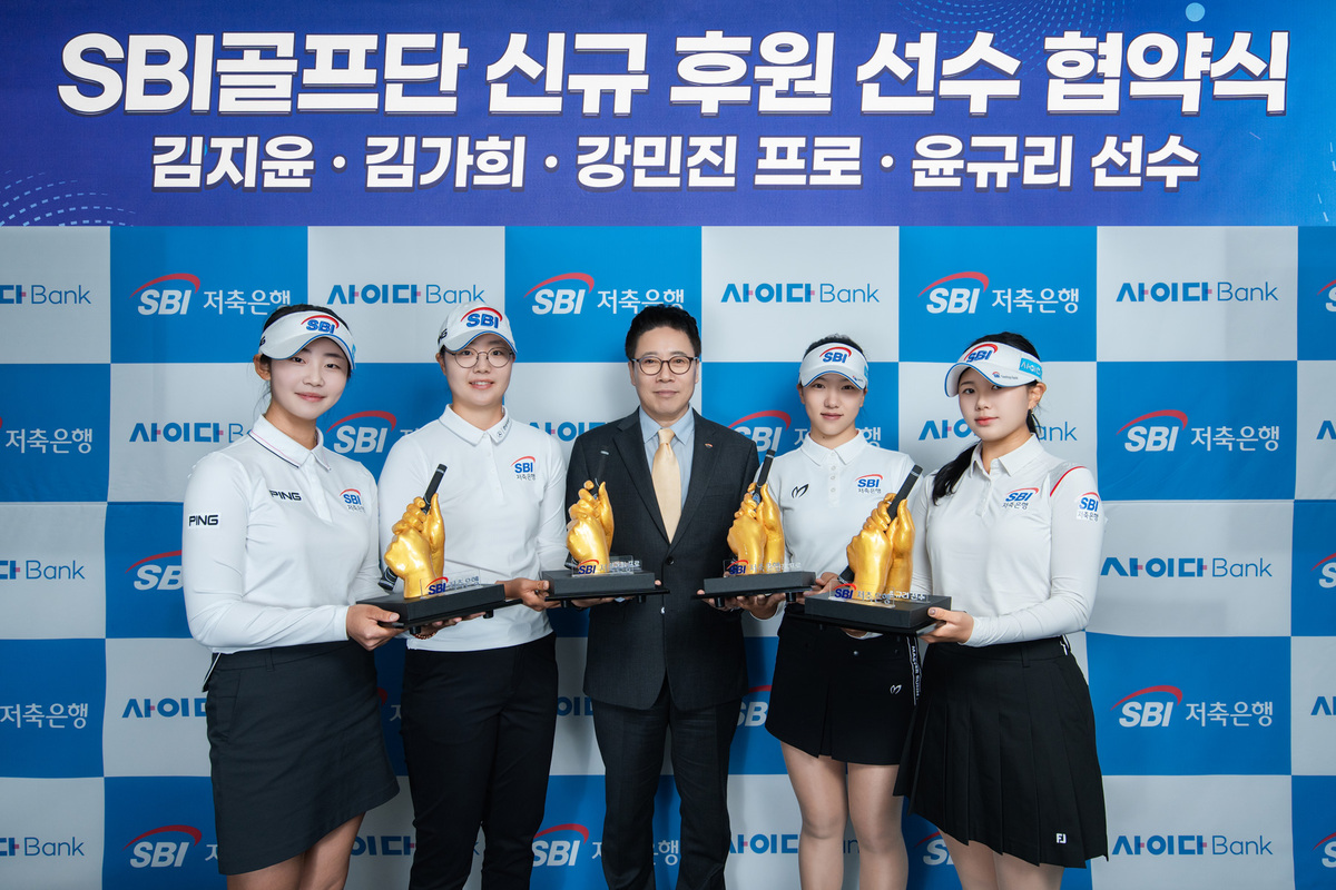 SBI저축은행이 2026시즌 골프단 신규 후원 선수들과 시그니처 그립 스컬프처를 들고 협약식 기념촬영을 하고 있다. (왼쪽부터) 김지윤2 프로, 김가희2 프로, 김문석 대표이사, 강민진 프로, 윤규리 선수. SBI저축은행 제공