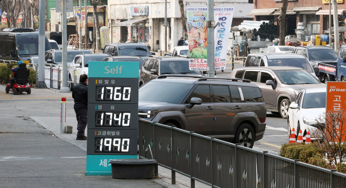 미국과 이스라엘의 이란 공습에 따른 중동 정세 불안 여파로 국내 주유소 기름값 상승세가 이어지고 있는 9일 서울 구로구의 한 최저가 주유소에 주유하려는 차량들이 길게 줄지어 서 있다. 국내 기름값이 9일 연속 상승세를 이어가며 전국 휘발유 평균 가격이 리터당 1900원을 넘어섰다. 한국석유공사 유가정보시스템 오피넷에 따르면 이날 오후 1시30분 기준 전국 평균 휘발유 가격은 리터당 1900.7원으로 전날보다 5.3원 올랐다. 뉴시스