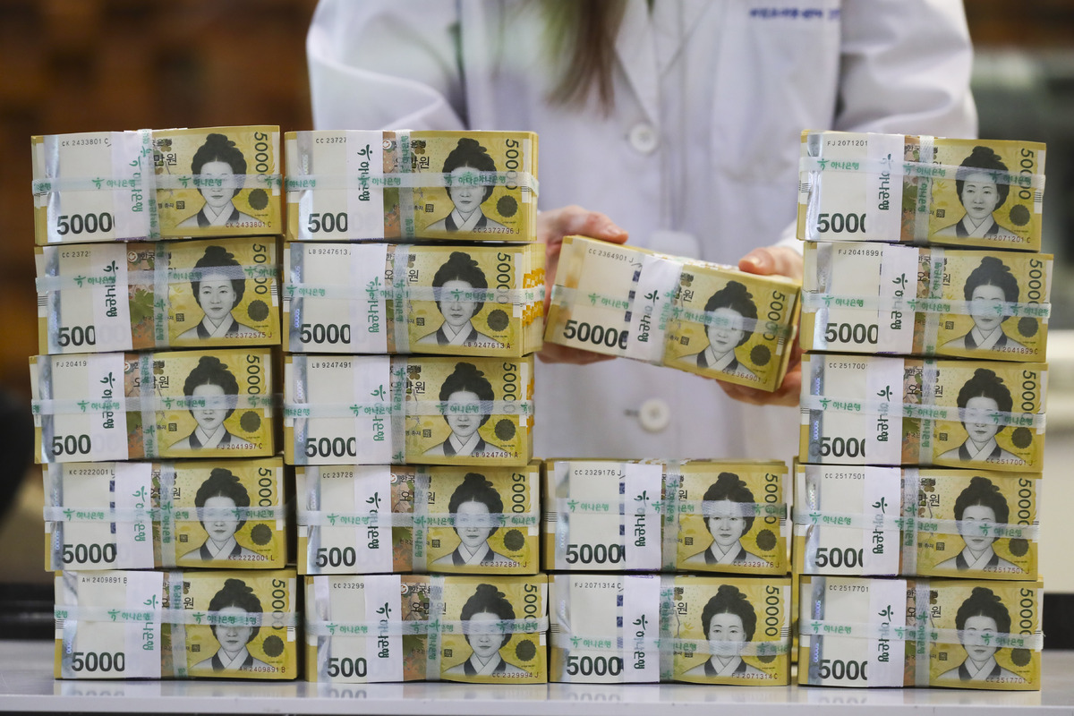 서울 중구 하나은행 위변조대응센터에서 직원이 5만원권을 정리하고 있다. 뉴시스