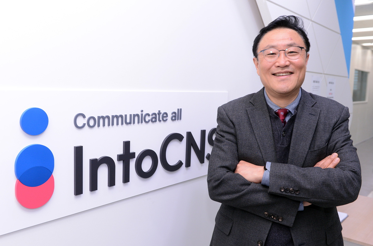 사진설명

동물의료 IT기업 인투씨엔에스는 국내 동물병원의 60% 이상이 사용하는 전자의료기록(EMR) 시스템 ‘인투벳’과 누적 회원 100만 명이 넘은 반려동물 건강수첩 앱 ‘인투펫’으로 반려동물 건강관리의 새 시대를 열었다. 반려동물 뿐 아니라 야생동물, 실험동물, 전시동물, 산업동물을 의료시스템도 구축한 이 회사는 남들보다 일찍 AI 도입에 나서며 이미 성과물도 내고 있다. 허성호 인투씨엔에스 대표가 용인의 본사 건물 사명패 앞에서 포즈를 취하고 있다. 김두홍 기자