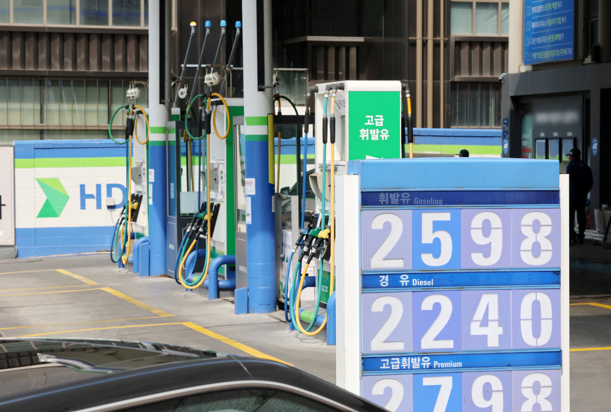 연일 치솟는 기름값을 잡기 위해 정부가 30년 만에&nbsp;‘최고가격제’ 카드를 뺴들었다. 사진은 지난 9일 서울의 한 주유소에 표시된 유가 정보. 뉴시스