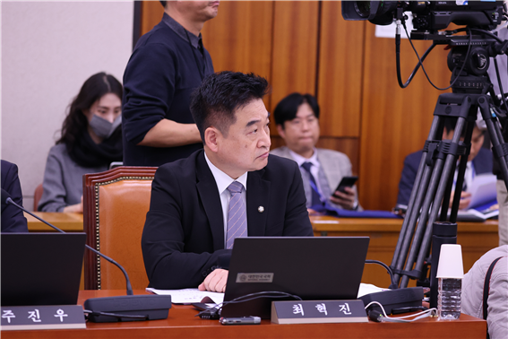 최혁진 의원(무소속)은 10일 퇴직 이후 사건 수임과 영향력 행사로 이어지는 전관예우 관행을 바로잡기 위해 ‘변호사법 일부개정법률안’을 대표&nbsp;발의. 최혁진 의원실 제공