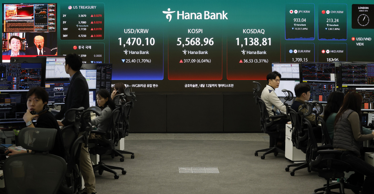 10일 오전 서울 중구 하나은행 딜링룸 전광판에 지수가 표시돼 있다. 뉴시스