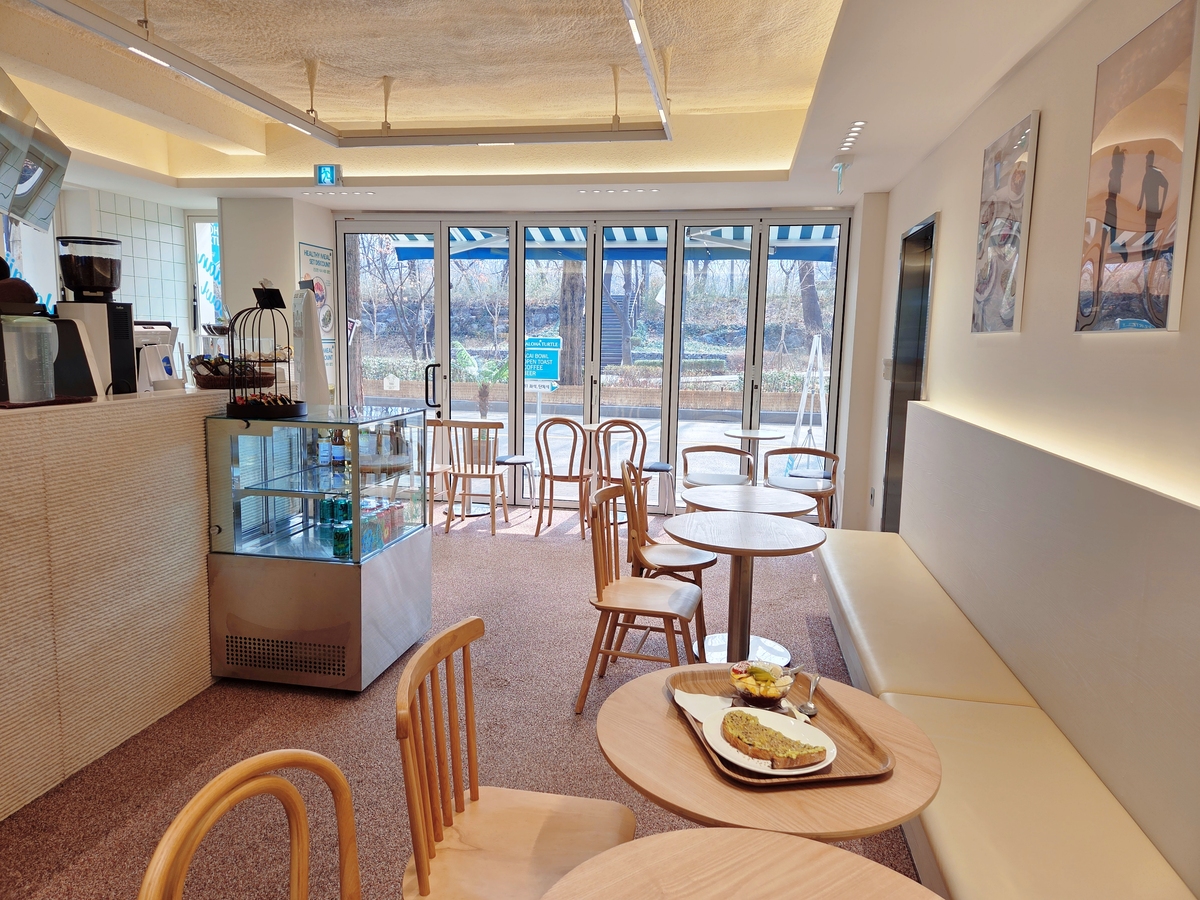 서울 양재천 근처의 반려동물 동반 카페의 내부. 1층은 반려견 동반 고객 공간으로 운영되고, 지하는 일반 고객을 위한 공간으로 쓰인다. 박재림 기자