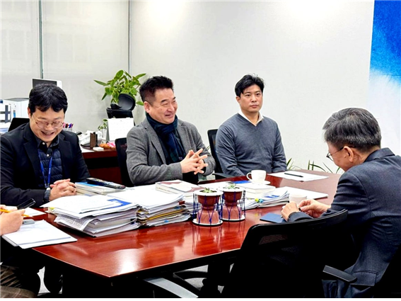 국회 법제사법위원회 소속 최혁진 의원(가운데)은 11일 김영수 문화체육관광부 제1차관을 만나 원주 지역의 주요 문화정책 현안과 문화 인프라 발전 방안 등에 정부 차원의 정책 검토와 지원 필요성을 전달했다. 최혁진 의원실 제공