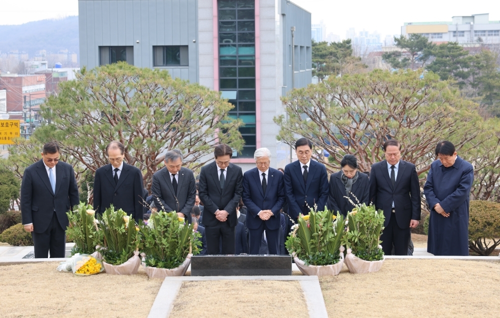 유한양행 임원들이 11일 창업주 유일한 박사의 55주기 추모식에서 박사의 묘소 앞에서 묵념을 하고 있다. 유한양행 제공