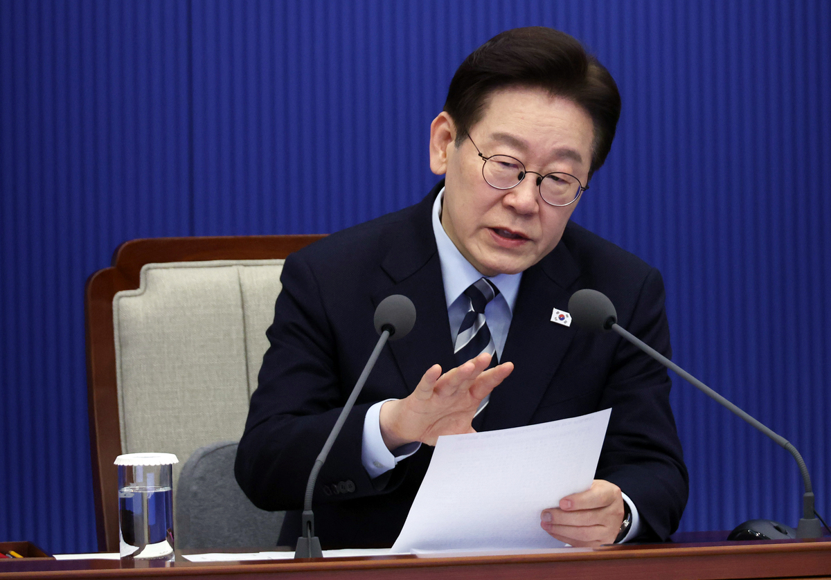 이재명 대통령이 12일 청와대에서 열린 수석보좌관회의에서 발언하고 있다. 뉴시스