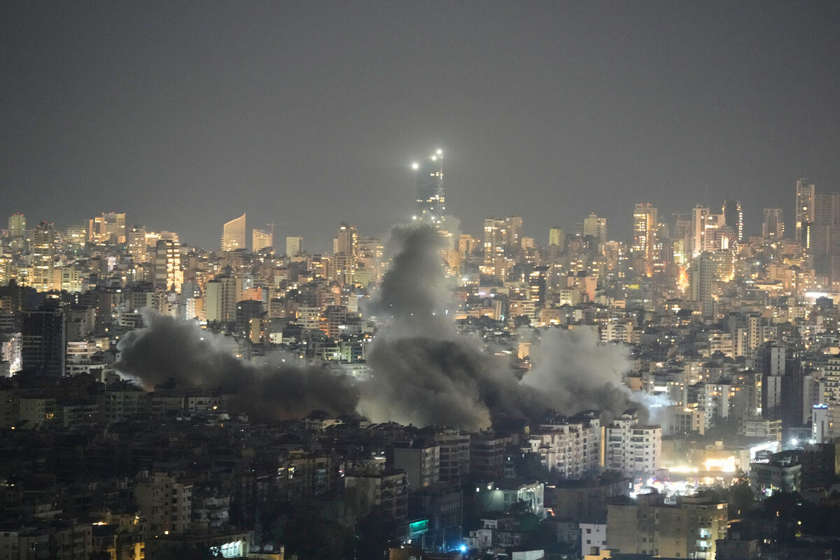 지난 11일 레바논 베이루트 남부 다히예에서 이스라엘 공습 이후 건물들 사이로 연기가 피어오르고 있다. 뉴시스