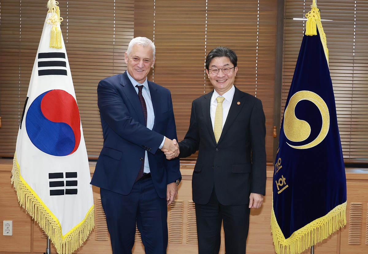 이억원 금융위원장(오른쪽)이 13일 오후 서울 종로구 정부서울청사에서 빌 윈터스 스탠다드차타드그룹(SC그룹) 글로벌 CEO 와 면담을 갖고, 중동 지역의 지정학적 충돌 등 최근 고조되고 있는 글로벌 위기 상황에 대해 논의했다. 금융위 제공