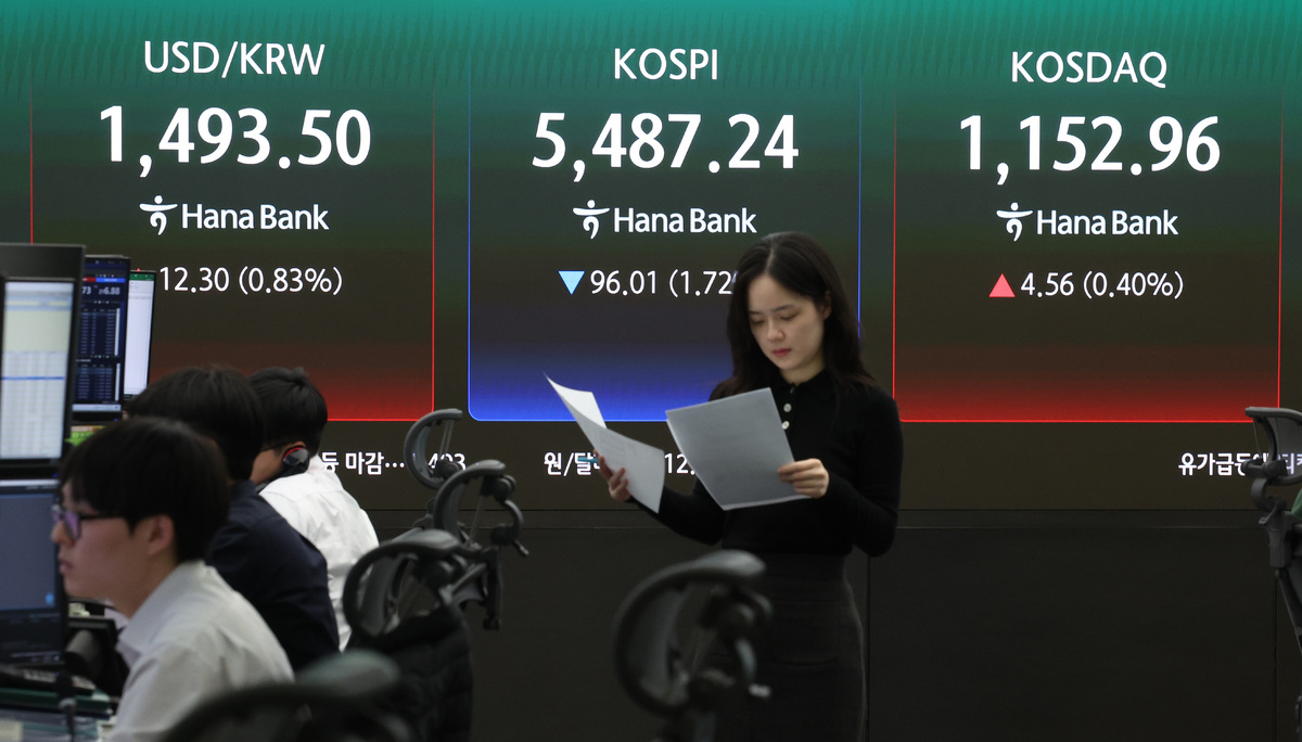13일 서울 중구 하나은행 딜링룸에서 딜러들이 업무를 보고 있다. 뉴시스