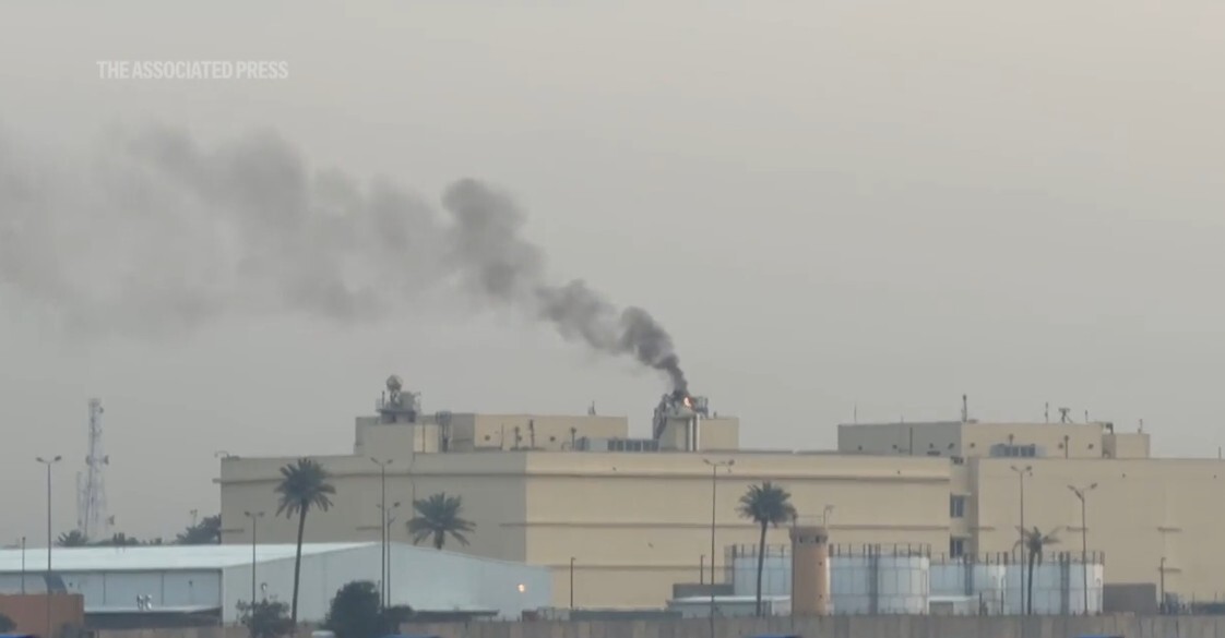 14일 이라크 수도 바그다드에 위치한 미국 대사관 단지에서 연기가 피어오르는 모습. AP통신 영상 캡처/뉴시스