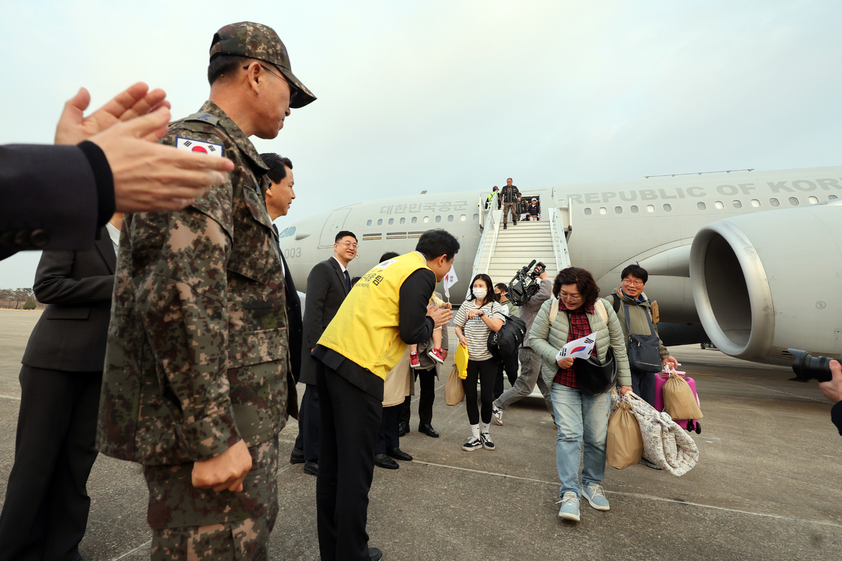 중동 전쟁 확대로 레바논에 체류 중이던 우리 국민 204명과 외국 국적 가족 5명 및 우방국(일본) 국민 2명 등 총 211명이 15일 오후 경기 성남시 서울공항에서 대한민국 군 수송기(KC-330)를 타고 도착해 관계자들로부터 환영 인사를 받고 있다. 뉴시스