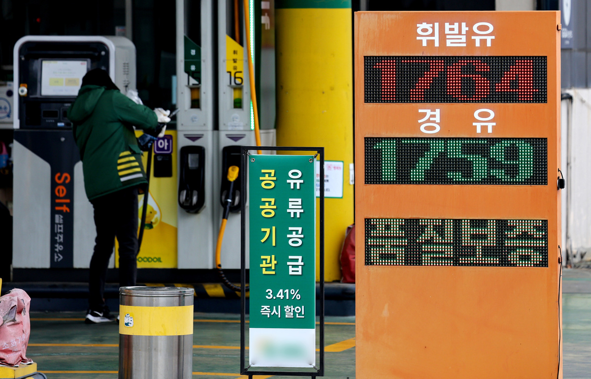 석유 최고가격제 시행 첫 주말인 15일 대구 시내 한 주유소에 휘발유와 경유 판매 가격이 표시돼 있다. 뉴시스