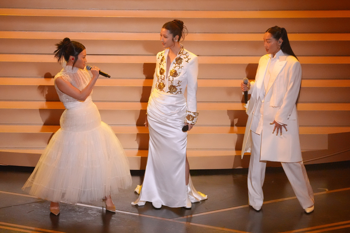 케이팝 데몬 헌터스 속 걸그룹 ‘헌트릭스’의 레이 아미, 이재, 오드리 누나(왼쪽부터)가 16일&nbsp;제98회 아카데미 시상식에서 케데헌 주제가 ‘골든’&nbsp;공연을 펼치고 있다. 사진=AP/뉴시스