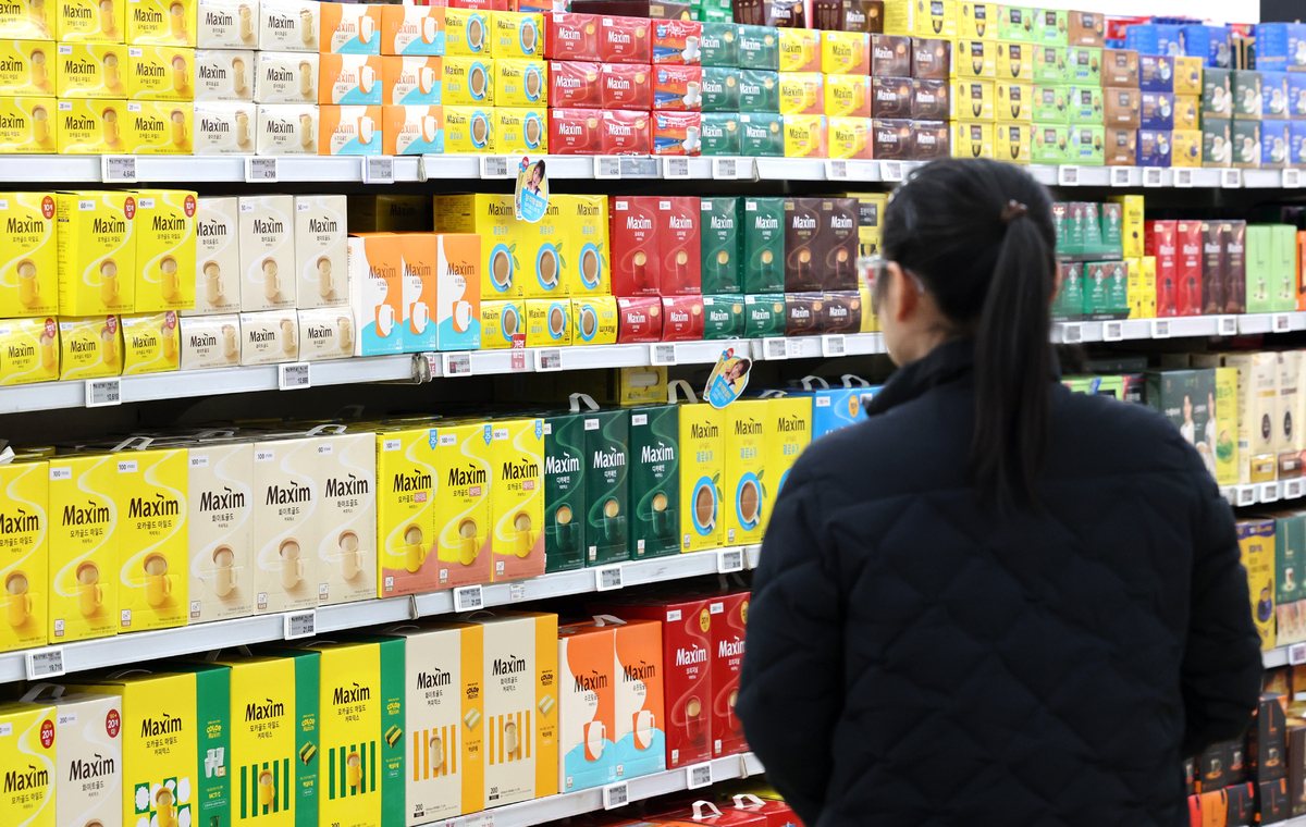 서울 시내의 한 대형마트에서 고객이 커피를 살펴보고 있다. 사진=뉴시스