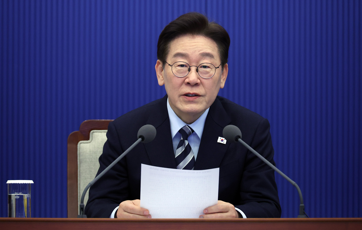 이재명 대통령이 지난 12일 청와대에서 열린 수석보좌관회의에서 발언하고 있다. 뉴시스