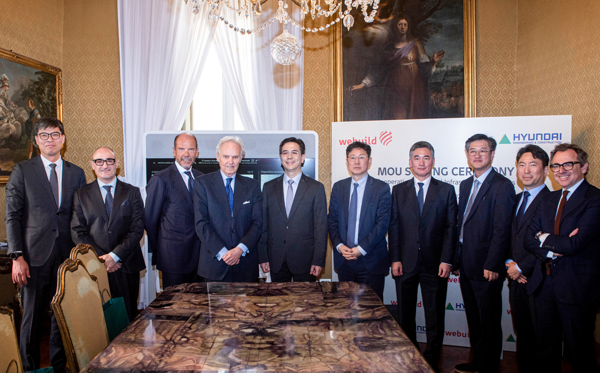 13일(현지시간) 이탈리아 로마에 위치한 위빌드 본사에서 이한우 현대건설 대표이사(왼쪽에서 다섯 번째), 피에트로 살리니 위빌드 대표이사(왼쪽에서 네 번째)를 비롯한 양사 주요 경영진이 ‘대형 인프라 및 양수발전 등 에너지 사업 협력에 관한 전략적 업무협약’ 체결 후 기념사진을 촬영하고 있다.