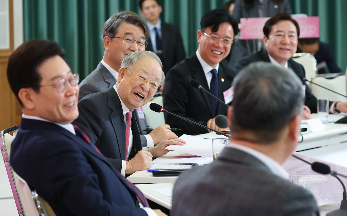 손경식 한국경영자총협회 회장이 19일 청와대에서 열린 '새 정부 경사노위 제1기 출범을 맞이하여 대통령과 함께하는 노동정책 토론회'에서 김동명 한국노총 위원장 등 참석자들과 대화하고 있다. 뉴시스