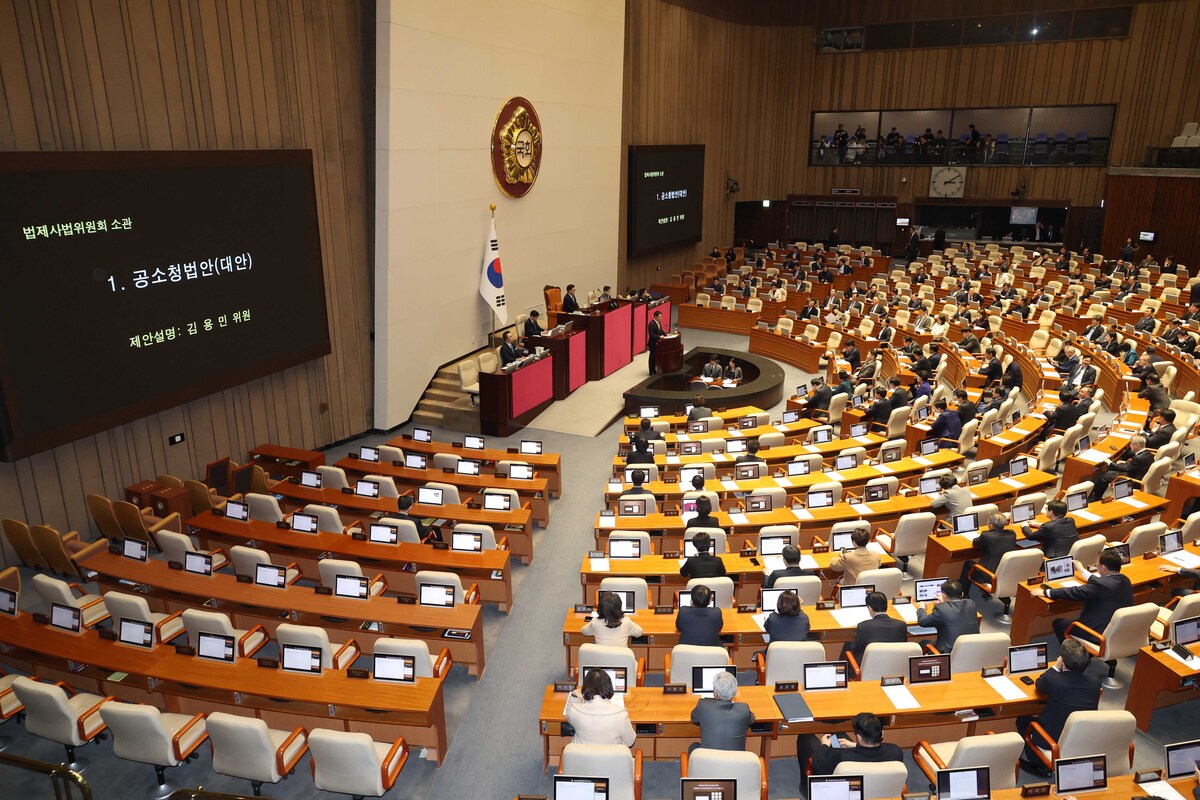 김용민 국회 법제사법위원회 더불어민주당 간사가 19일 오후 서울 여의도 국회에서 열린 제433회국회(임시회) 제2차 본회의에서 공소청법안(대안) 제안설명을 하고 있다.
