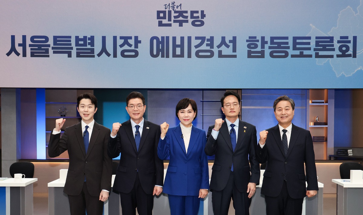 20일 서울 마포구 JTBC에서 열린 더불어민주당 서울시장 예비경선 합동토론회에서 예비후보들이 기념사진을 찍고 있다. 왼쪽부터 김형남, 정원오, 전현희, 박주민, 김영배 예비후보. 뉴시스