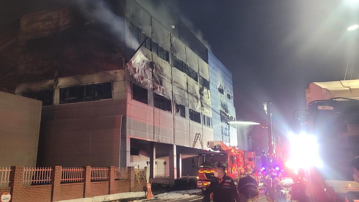 20일 발생한 대전 대덕구 문평동 자동차부품공장 화재현장에서 고가 사다리차를 이용한 진화작업이 한창이다. 사진=뉴시스