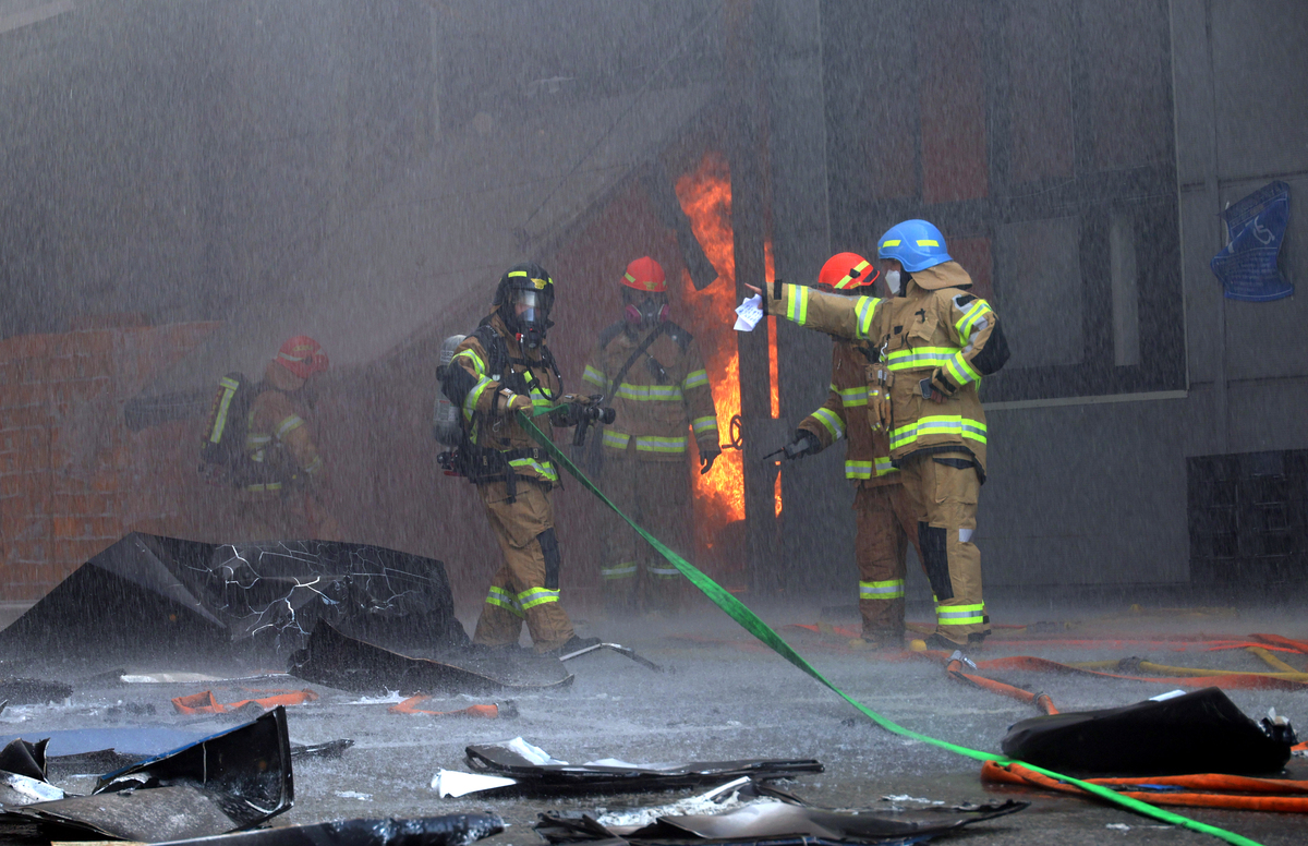20일 오후 1시17분쯤&nbsp;대전광역시 대덕구 문평동의 자동차 부품공장에서 화재가 발생해 소방대원들이 화재 진압을 하고 있다. 뉴시스