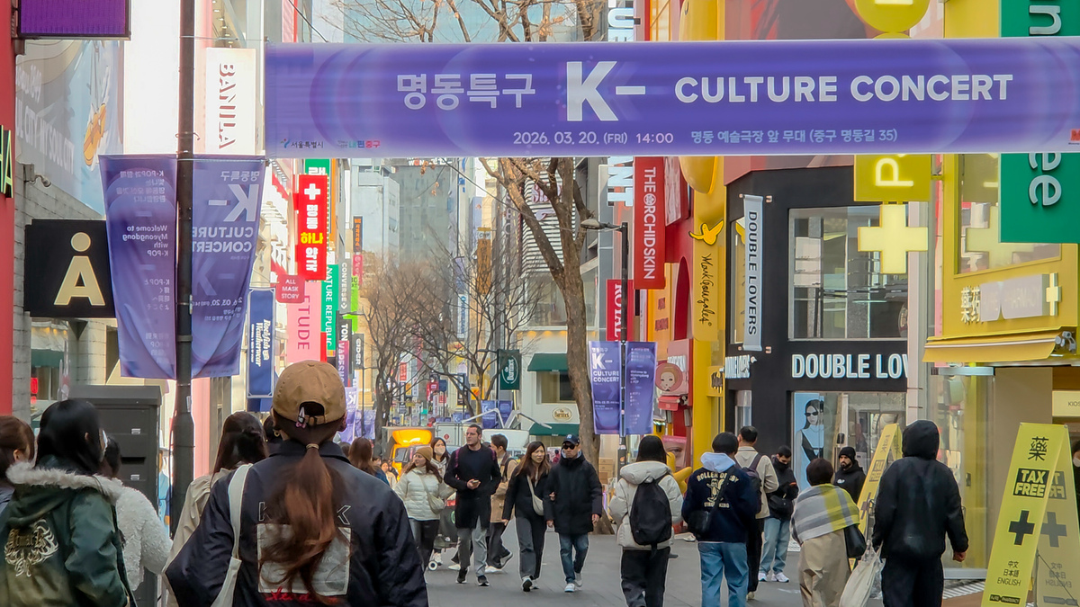 BTS 컴백공연 하루 전날인 지난 20일, 명동을 찾은 외국인 관광객들이 상권에 활기를 불어넣고 있다. 정희원 기자