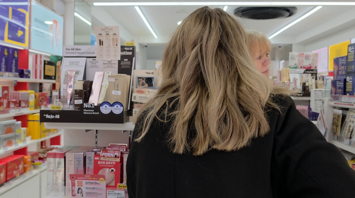 명동하나약국을 찾은 외국인 관광객들이 제품을 둘러보고 있다. 정희원 기자