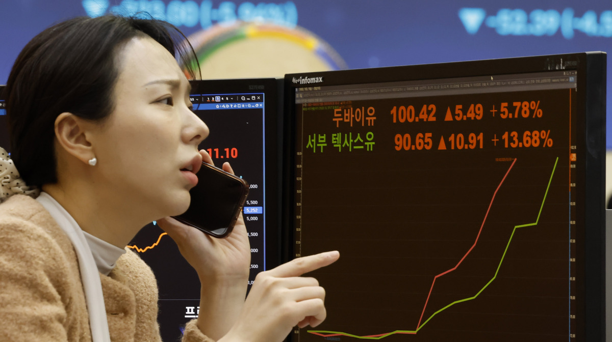 지난 9일 오후 서울 영등포구 한국거래소 전광판에 서부텍사스산중질유(WTI), 브렌트유, 두바이유 선물 가격이 표시돼 있다. 뉴시스