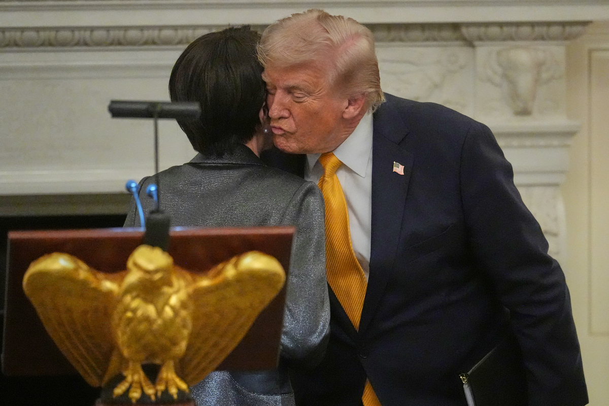 다카이치 사나에(왼쪽) 일본 총리가 19일(현지 시간) 백악관 국빈 만찬장에서 열린 만찬에 참석해 도널드 트럼프 대통령과 볼을 맞대며 인사를 나누고 있다. AP/뉴시스