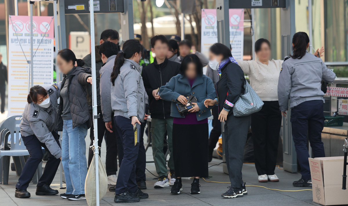 방탄소년단(BTS) 컴백 공연 당일인 21일 서울 종로구 광화문광장 일대 출입게이트에서 안전검색이 진행되고 있다. 뉴시스