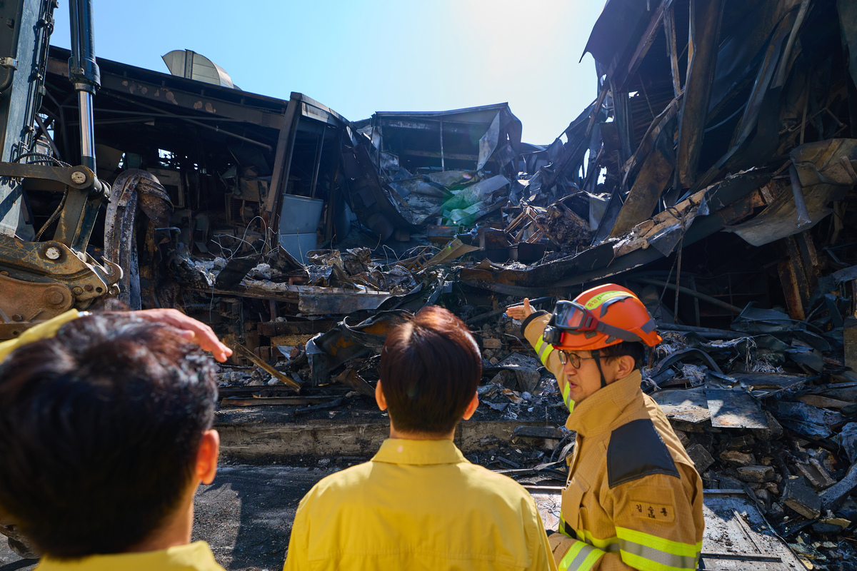 이재명 대통령이 21일 대전 대덕구에서 발생한 안전공업 화재 현장을 찾아 피해 상황을 점검하고 있다. 뉴시스