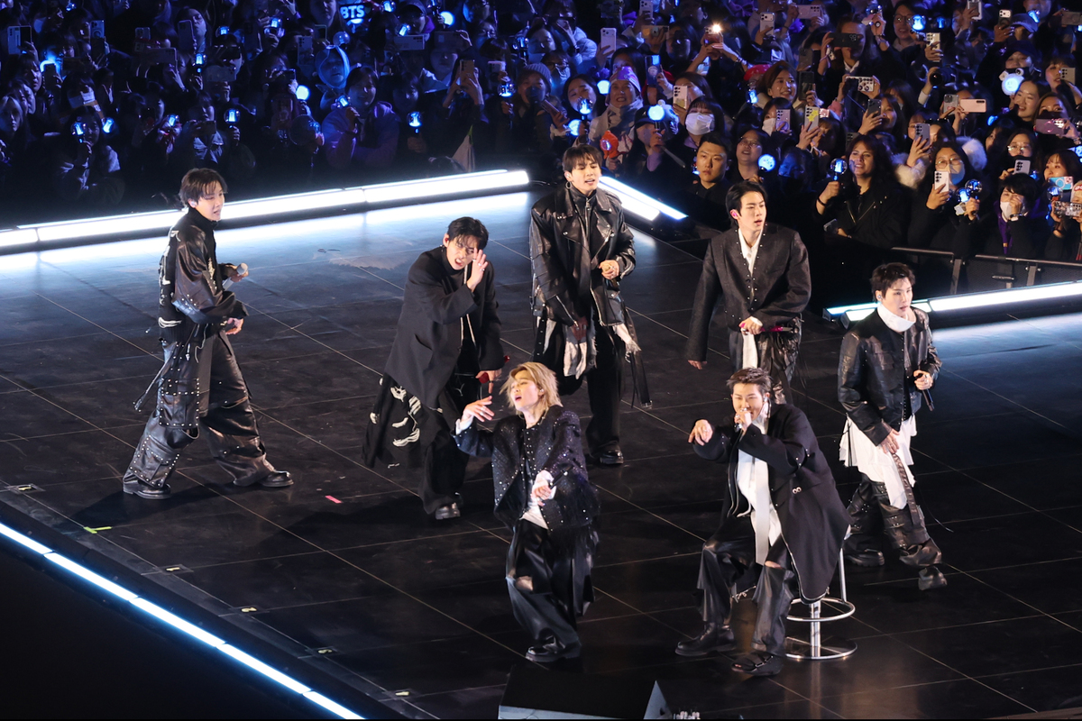 방탄소년단(BTS)가 21일 서울 종로구 광화문광장에서 컴백을 기념해 'BTS 컴백 라이브 : 아리랑' 공연을 선보이고 있다.&nbsp;사진공동취재단