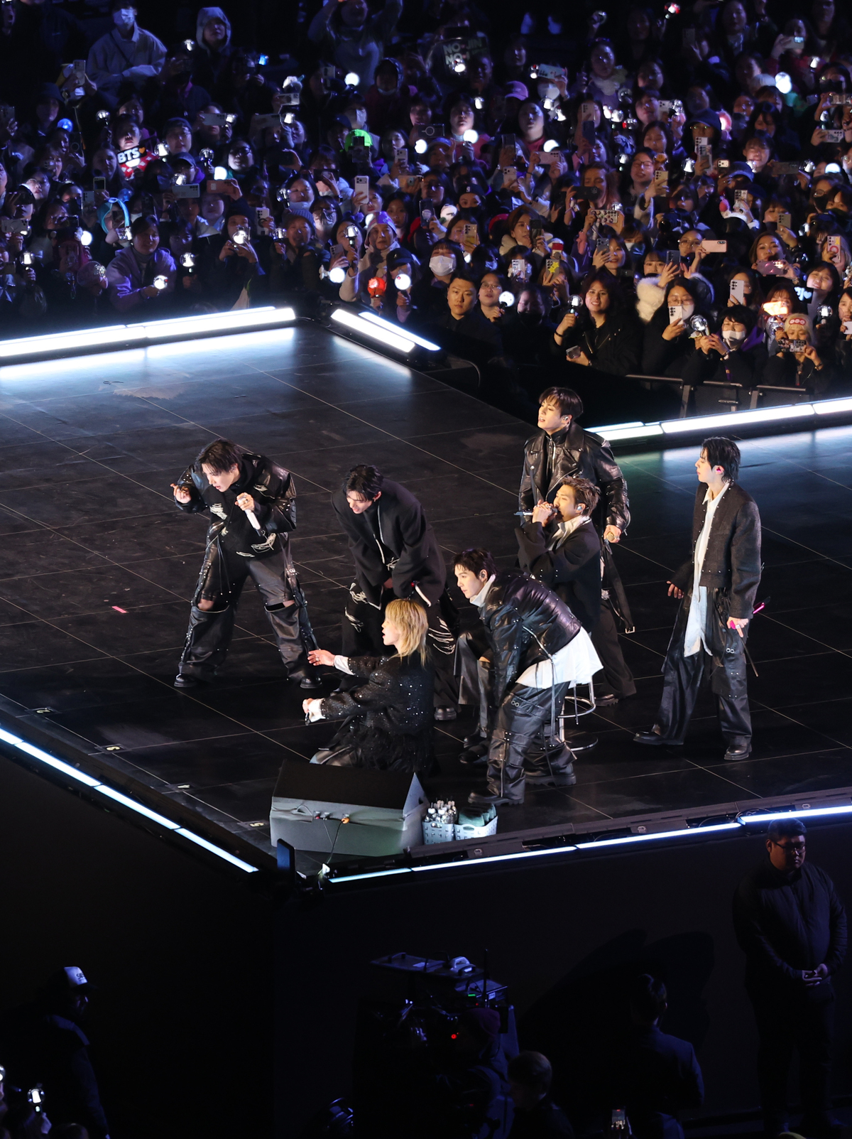 방탄소년단(BTS)가 21일 서울 종로구 광화문광장에서 컴백을 기념해 'BTS 컴백 라이브 : 아리랑' 공연을 선보이고 있다.&nbsp; 사진&nbsp;= 뉴시스