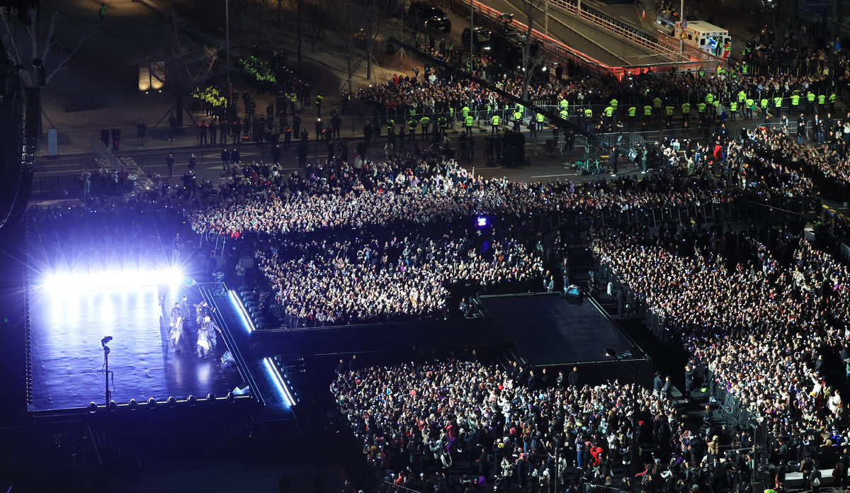 방탄소년단(BTS)이 21일 서울 종로구 광화문광장에서 컴백을 기념해 'BTS 컴백 라이브 : 아리랑' 공연을 선보이고 있다. 공동취재단