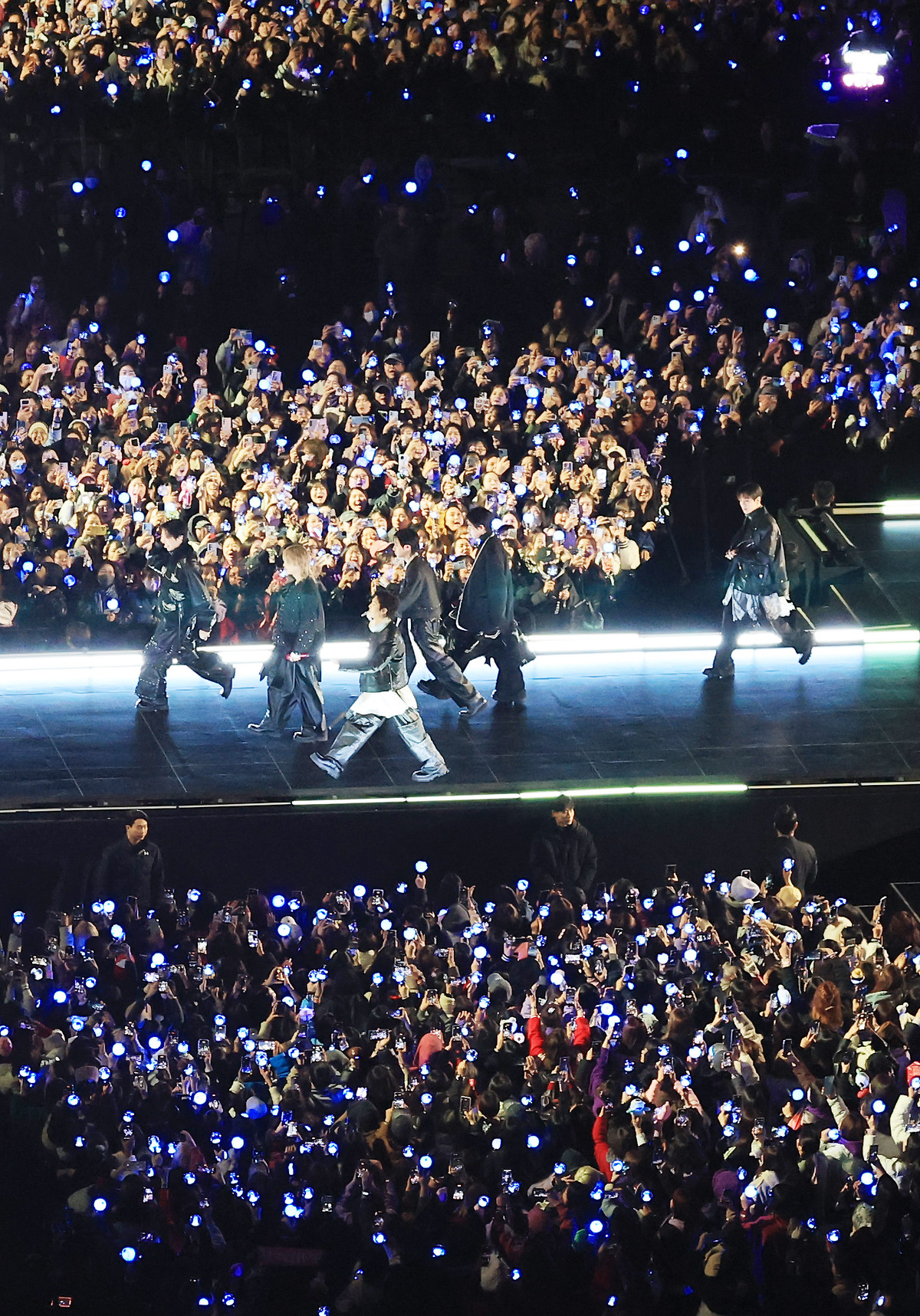 방탄소년단(BTS)이 21일 서울 종로구 광화문광장에서 컴백을 기념해 'BTS 컴백 라이브 : 아리랑' 공연을 선보이고 있다. 공동취재단