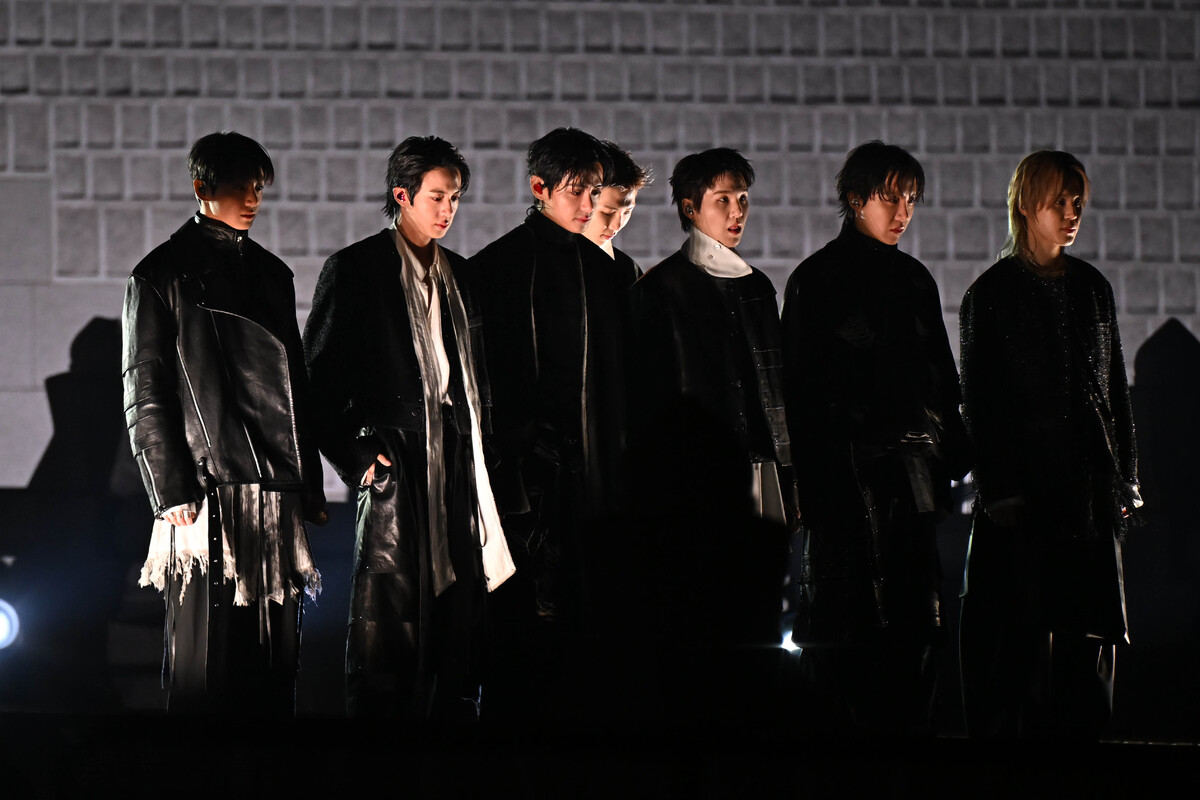 방탄소년단(BTS)이 21일 서울 종로구 광화문광장에서 컴백을 기념해 ‘BTS 컴백 라이브 : 아리랑’&nbsp;공연을 선보이고 있다.&nbsp; 사진&nbsp;= 뉴시스