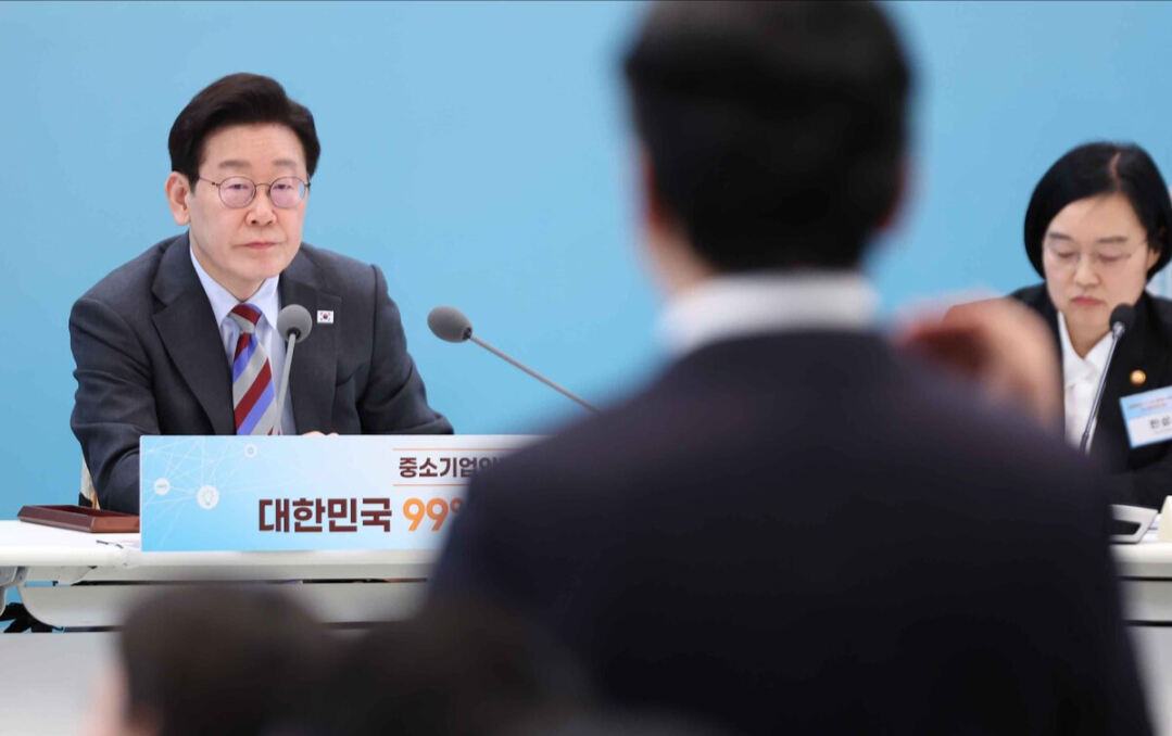 이재명 대통령이 지난 20일 청와대에서 열린 '중소기업인과의 대화'에서 참석자 발언을 듣고 있다. 뉴시스