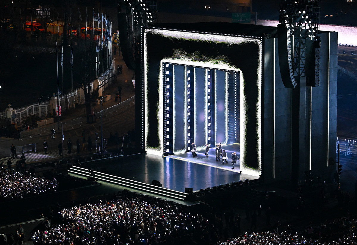 그룹 방탄소년단(RM, 진, 슈가, 제이홉, 지민, 뷔, 정국)이 서울 광화문 광장에서 'BTS&nbsp;컴백 라이브: 아리랑'(BTS&nbsp;THE&nbsp;COMEBACK&nbsp;LIVE&nbsp;|&nbsp;ARIRANG)공연을 펼치고 있다. 2026.03.21. 사진공동취재단