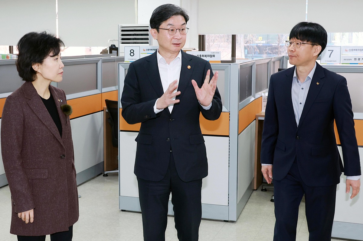 이억원 금융위원장이 23일 오전 서울 노원구 노원 서민금융통합지원센터를 방문해 직원들과 대화하고 있다. 금융위원회 제공