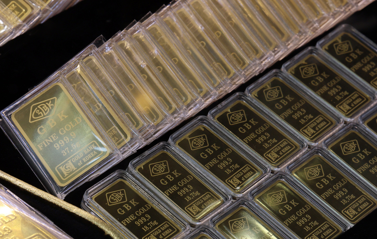서울 종로구 귀금속 상가에 골드바가 진열되어 있다. 뉴시스
