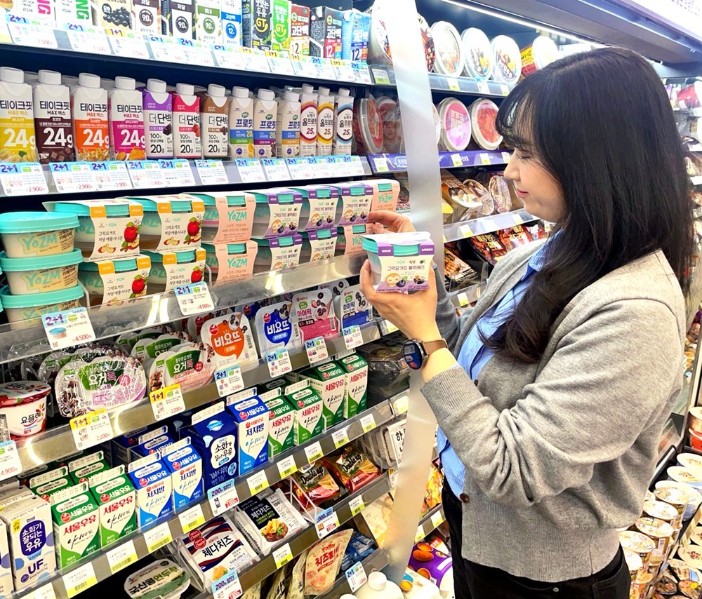 모델이 CU 매장에서 감자숭이 히퍼가 동봉된 ‘핑루 그릭 블루베리맛’ 상품을&nbsp;살펴보고 있다. BGF리테일 제공