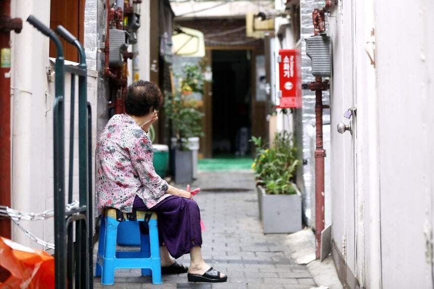 한 노인이 쪽방촌 골목길에 혼자 나와 앉아 있다. 뉴시스