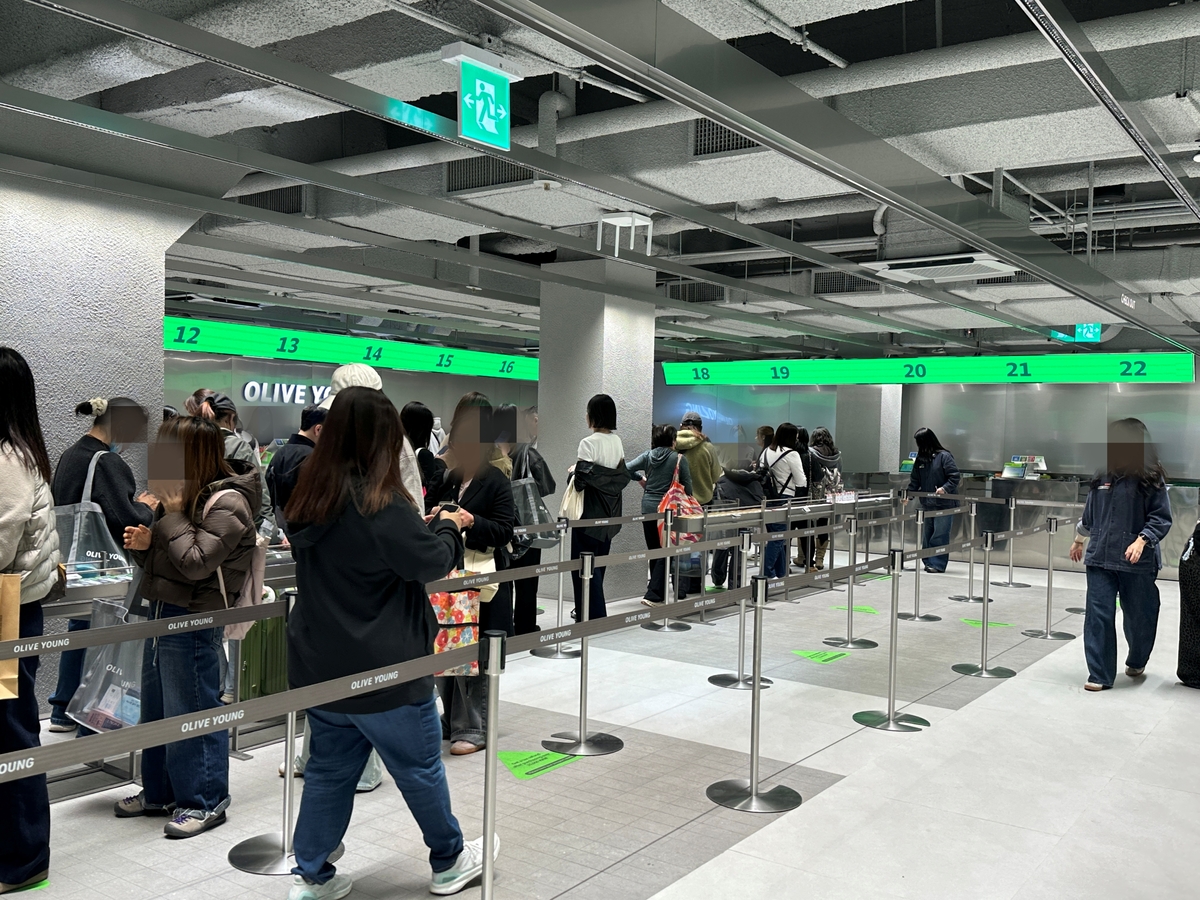 올리브영 센트럴 명동 타운 오픈일인 26일 오후 계산대 앞이 붐비고 있다. 이곳에는 오프라인 매장 중 최대 규모인 22대 유인 계산대가 설치됐다. 이화연 기자