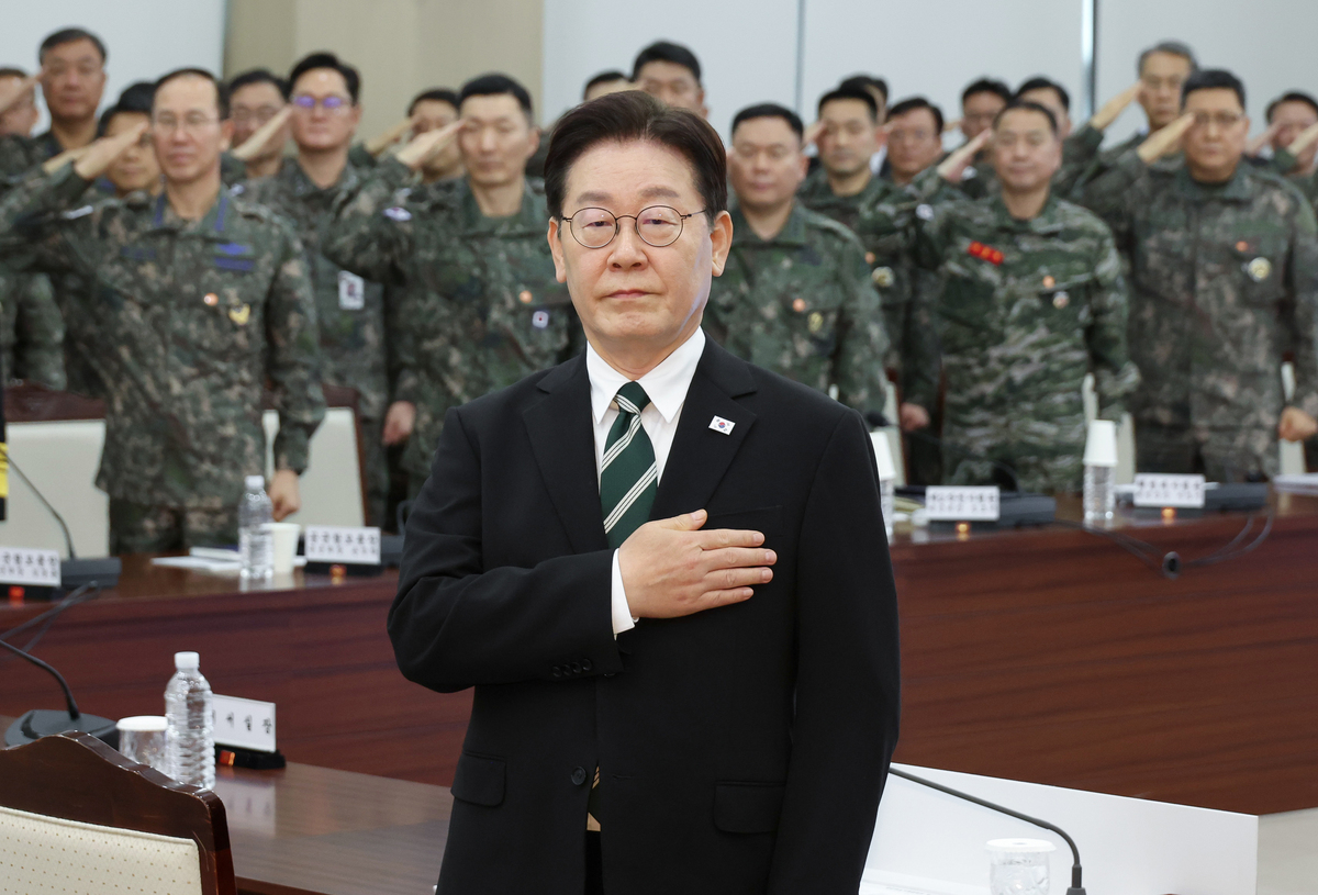 이재명 대통령이 27일 서울 용산 국방부에서 열린 전군주요지휘관회의에서 국민의례를 하고 있다. 청와대통신사진기자단