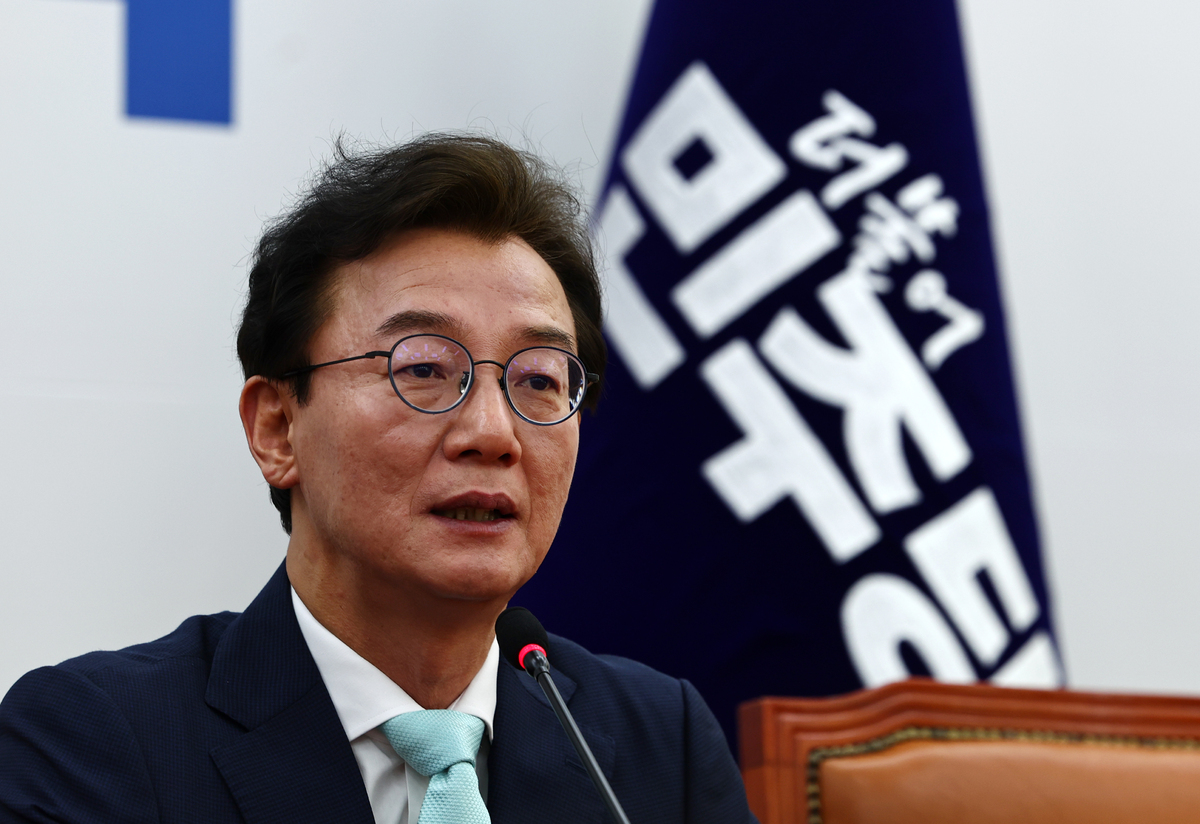 전재수 더불어민주당 부산시장 예비후보가 지난 24일 오전 서울 여의도 국회에서 열린 부산 현안 관련 간담회에서 한병도 원내대표와 만나 발언하고 있다. 뉴시스