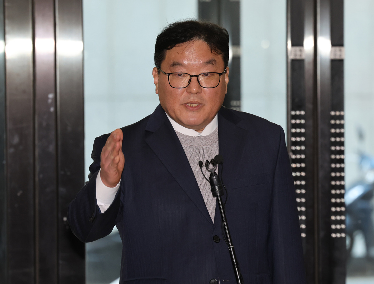 쿠팡 사건을 무혐의 처분하도록 외압을 행사한 의혹을 받는 엄희준 광주고검 검사가 27일 오후 서울 서초구 쿠팡 수사 무마·퇴직금 미지급 의혹을 수사하는 안권섭 특별검사팀 사무실 빌딩에서 기소 처분에 대한 입장을 밝히고 있다.&nbsp; 사진&nbsp;= 뉴시스